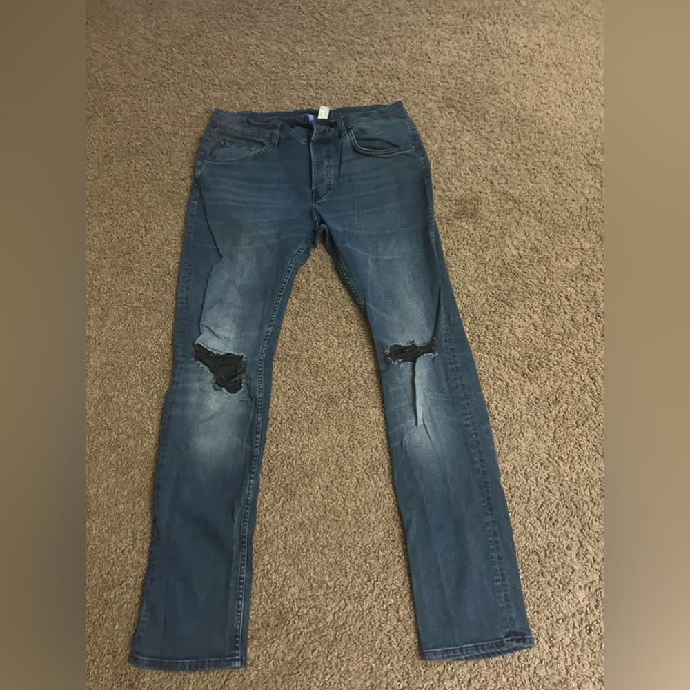 H&m jeans size 33 ripped knees